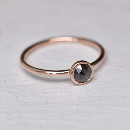 Ring mit Salt and Pepper Diamant Fermie