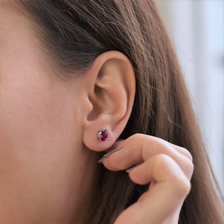 Rubin Ohrringe auf dem Ohr 104544