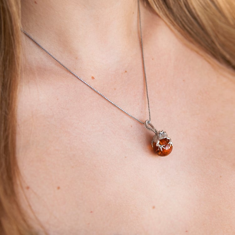 Silberner Anhänger mit einem Frosch und Bernsteinkugel Frog 107873