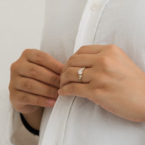 Verlobungsring mit einem Moissanit und Lab Grown Diamanten Olha