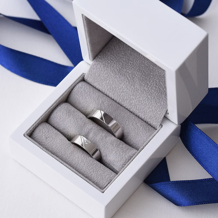 Trendy Eheringe aus Gold mit einem Diamanten Mert 114352