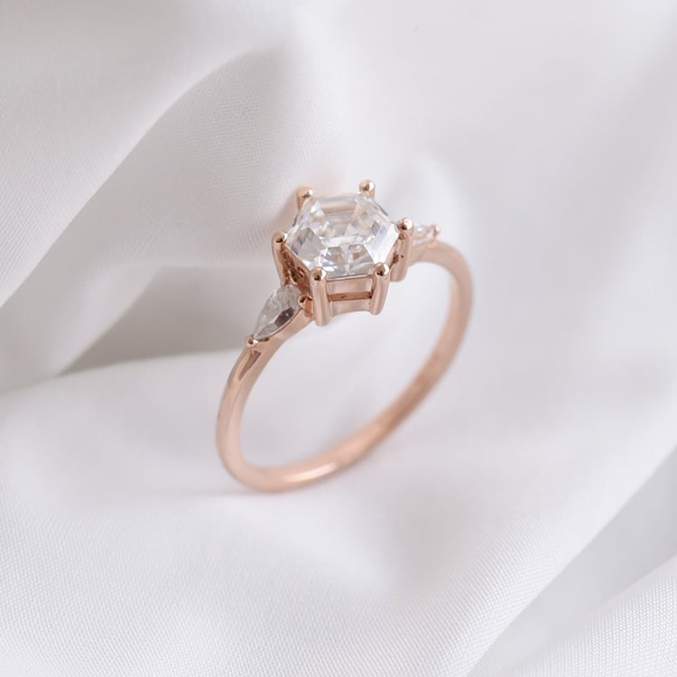 Verlobungsring mit Hexagon Moissanit und Pear Moissaniten Seydou 90257