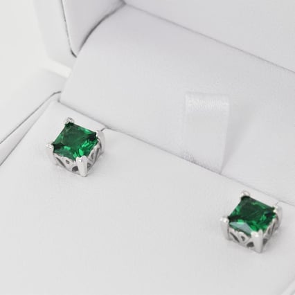 Silberne Ohrringe mit simulierten Smaragdquadraten Emeka
