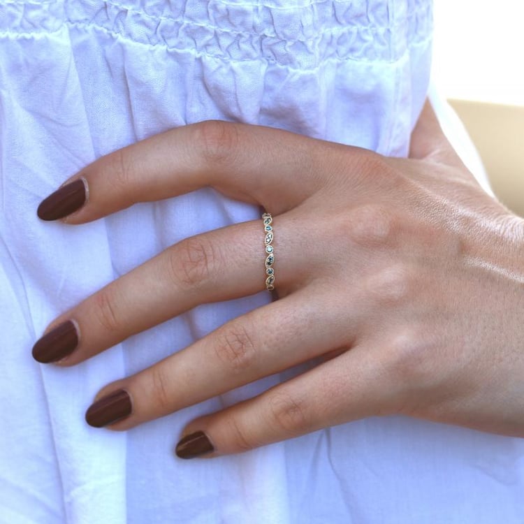 Ring aus Gold mit blauen Diamanten halbbesetzt Sango 46098