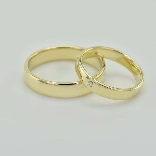 Goldene Eheringe mit Diamanten Yank