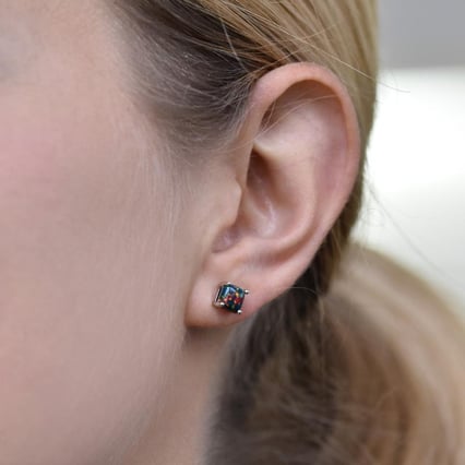 Goldohrringe mit schwarzen Cushion-Opalen Chavonah