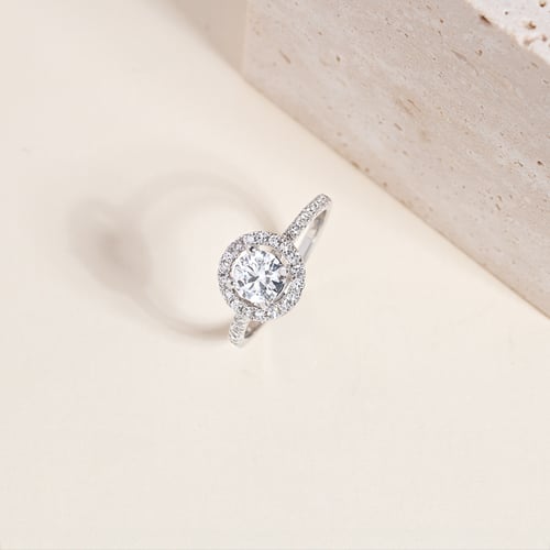 Goldener Halo-Verlobungsring mit Lab Grown Diamanten Kerau