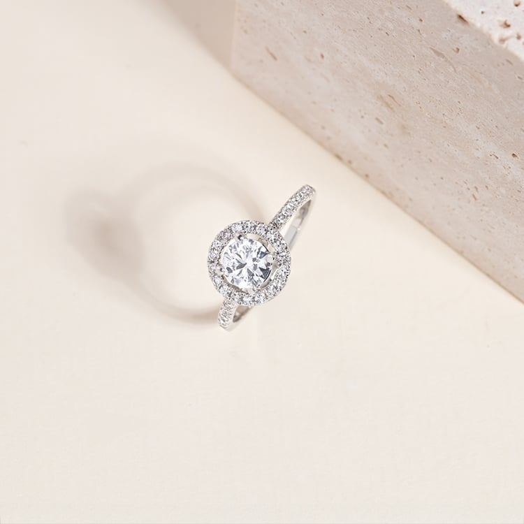 Goldener Halo-Verlobungsring mit Lab Grown Diamanten Kerau 149672