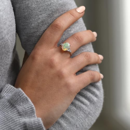 Goldener Ring mit ovalem Opal und Diamanten Melisa