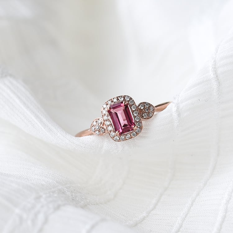 Verlobungsring mit Smaragdschliff Turmalin auf weißem Tuch 64035