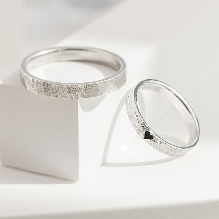 Gehämmerte goldene Eheringe mit mit Emaille Herz Abale 157198