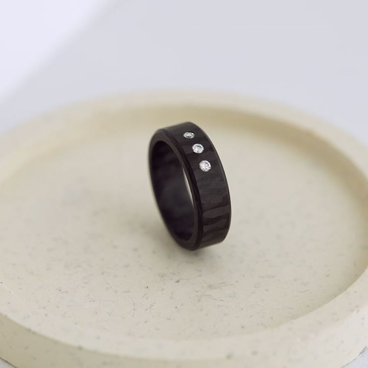 Flacher Trauring aus Carbon mit abgeschrägten Kanten und Zirkonia Minnith 165591
