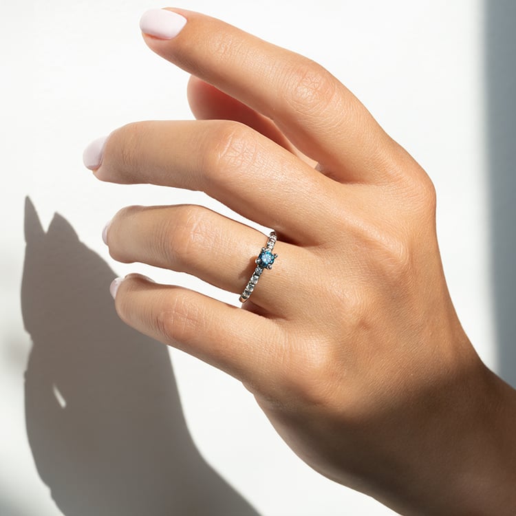 Verlobungsring mit einem zertifizierten fancy blauen Lab Grown Diamanten Megha 140589