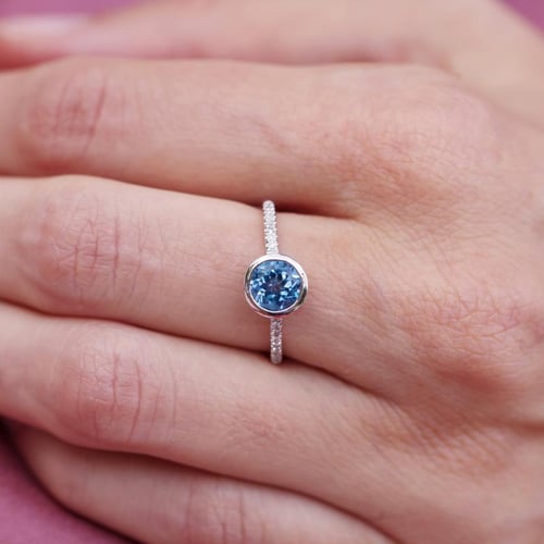 Himmlischer Topas im Goldring mit Diamanten Nyusha