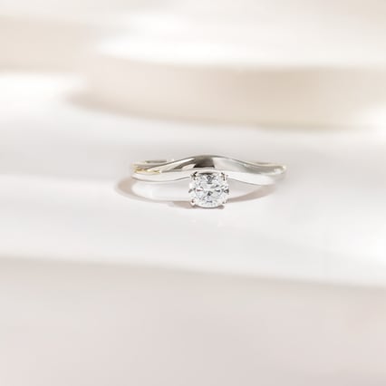 Atypischer Verlobungsring mit ovalem Diamanten Adina