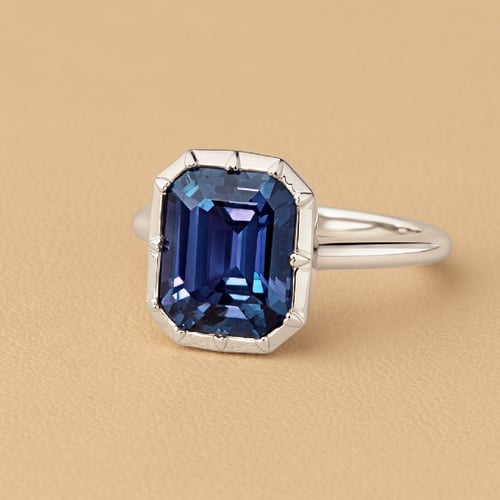 Goldener Ring mit Lab Grown Alexandrit in Emerald Form Moly
