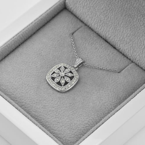 Schmuckset voller Blumen und Diamanten Lavern