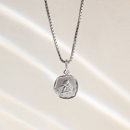 Silberner Anhänger mit dem Engelssymbol Raguel