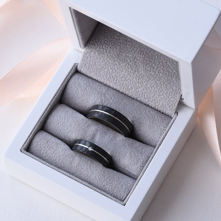 Flache Carbon Trauringe aus Gold mit Diamant Semaiah 77694