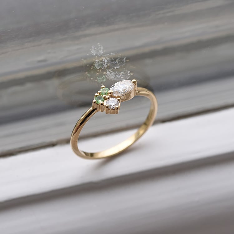 Zarter Ring mit Moissaniten und Tsavorit-Granaten Lowri 84397