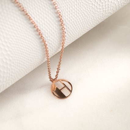 Silberner Anhänger mit ausgeschnittenem Buchstaben Alfabet