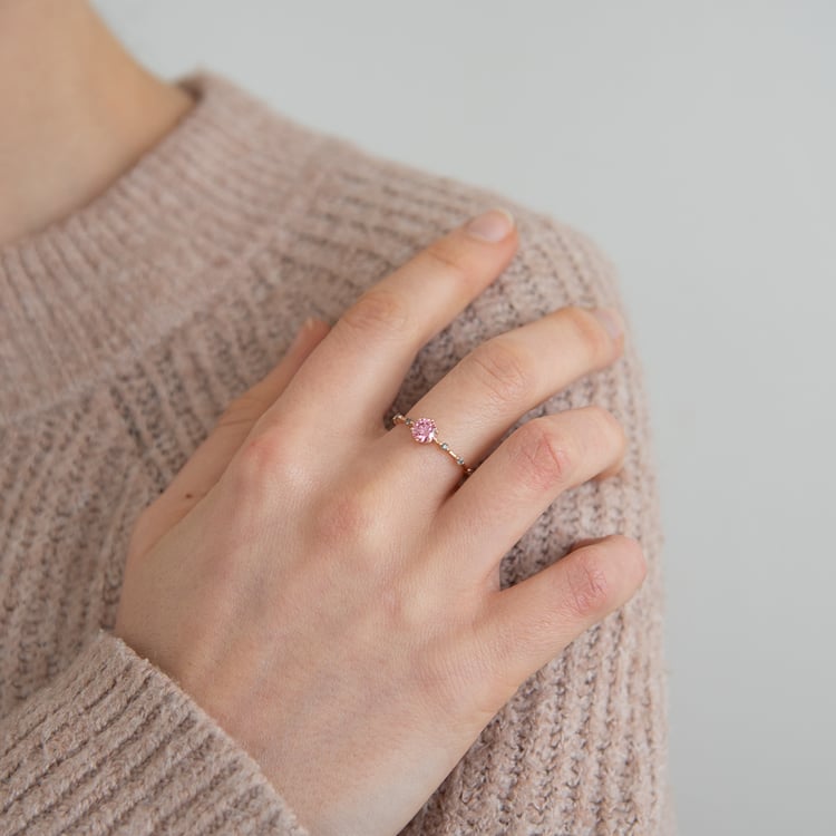 Ring mit einem rosa Lab Grown Diamanten und seitlichen Salt and Pepper Diamanten Imelda 124783