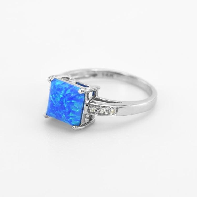 Ring mit Opal und Diamanten 46686
