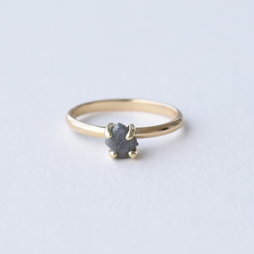 Goldener Ring mit Rohdiamant in dunkelgrau Nemy