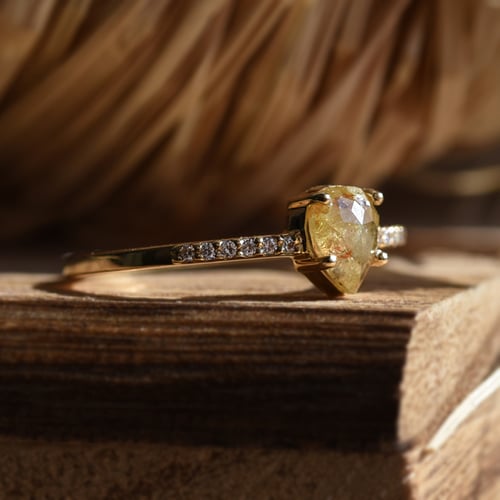 Perfekter Verlobungsring mit gelbem Pear Diamant Natela