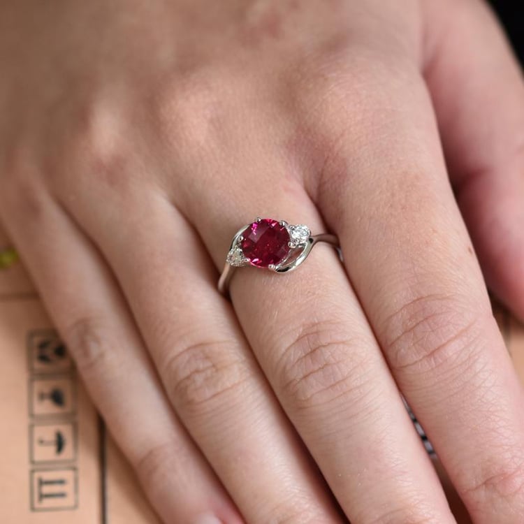 Rubin Ring mit Zirkonia auf dem Finger 7313