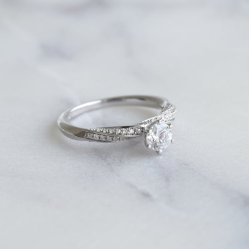 Verlobungsring mit seitlichen Diamanten Avihu