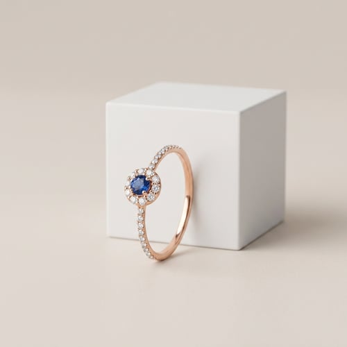 Silber Halo-Ring mit blauem Saphir und Lab Grown Diamanten Lys