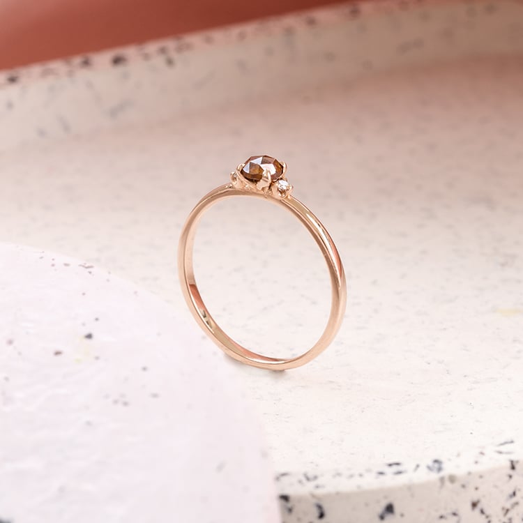 Verlobungsring mit einem braunen Salt and Pepper Diamanten Hye 121870