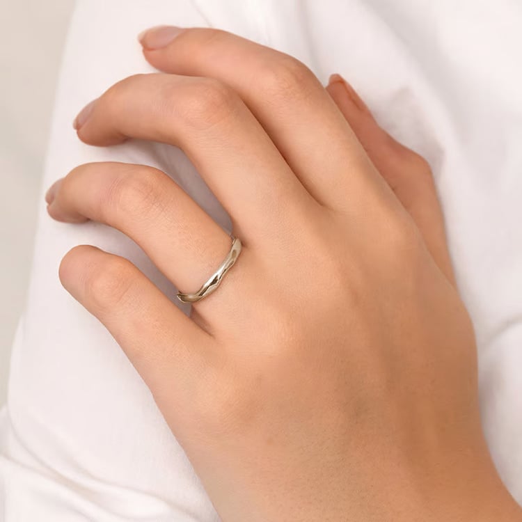 Glänzende Eheringe aus Haselnussgold Parnell 165131