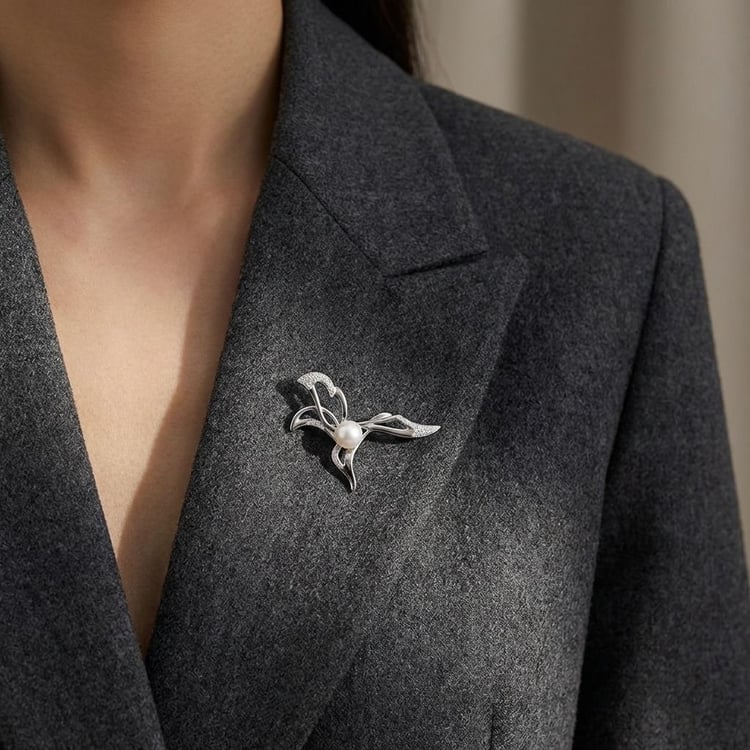 Silberne Brosche mit weißer Perle und Zirkonia Carcy 166410