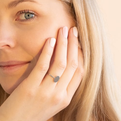 Ovaler Ring mit eingraviertem Buchstaben Riley