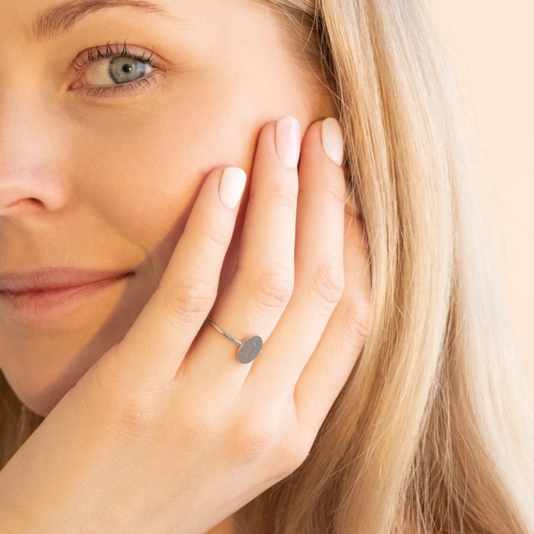 Ovaler Ring mit eingraviertem Buchstaben Riley 101101