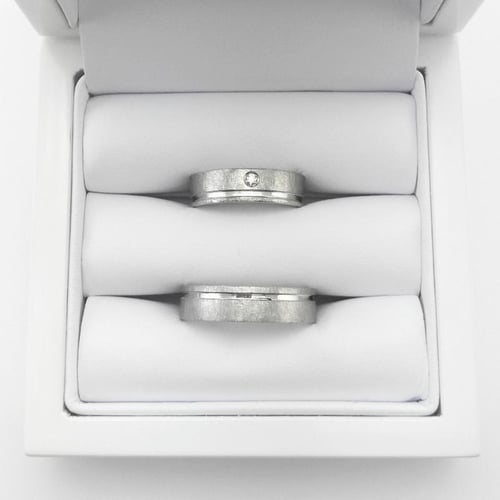 Goldene Eheringe mit Diamant Miah