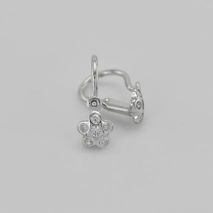 Goldene Kinderohrringe in Form einer Blume mit Lab Grown Diamanten Alexandra