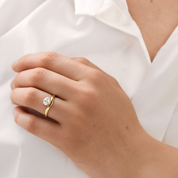 Ring mit ovalem Diamanten 154827