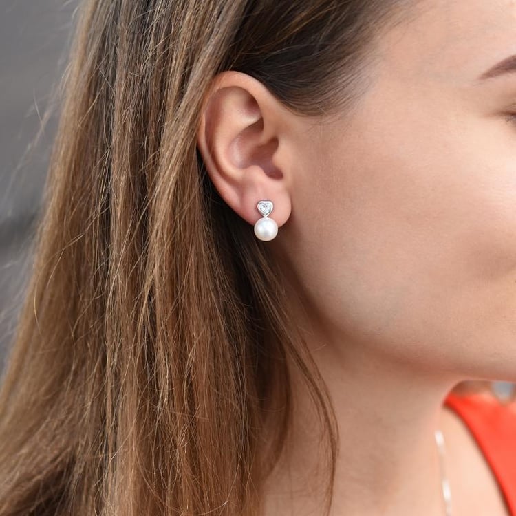 Zauberhafte Perlenohrringe mit Zirkonia auf der Dame 13984