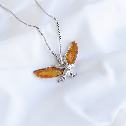 Silberner Anhänger in Form eines Adlers mit Bernsteinen Tercia