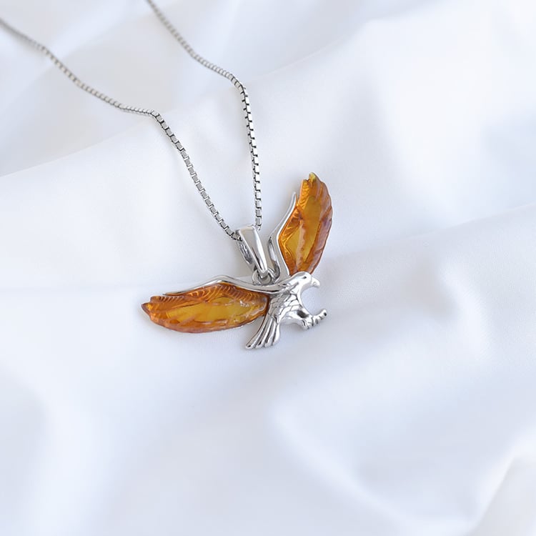 Silberner Anhänger in Form eines Adlers mit Bernsteinen Tercia 88815