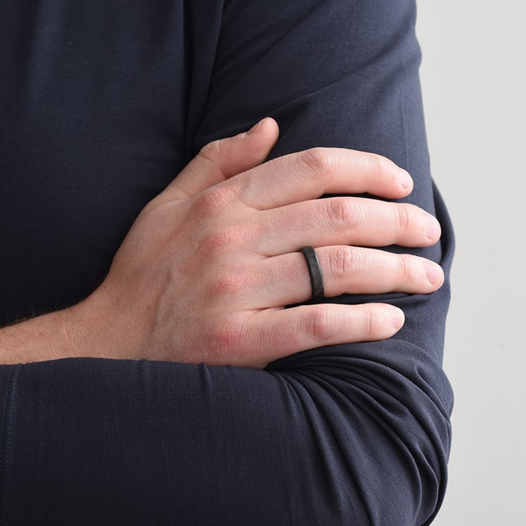 Flache Eheringe aus Karbon mit Diamanten Minnith 125199