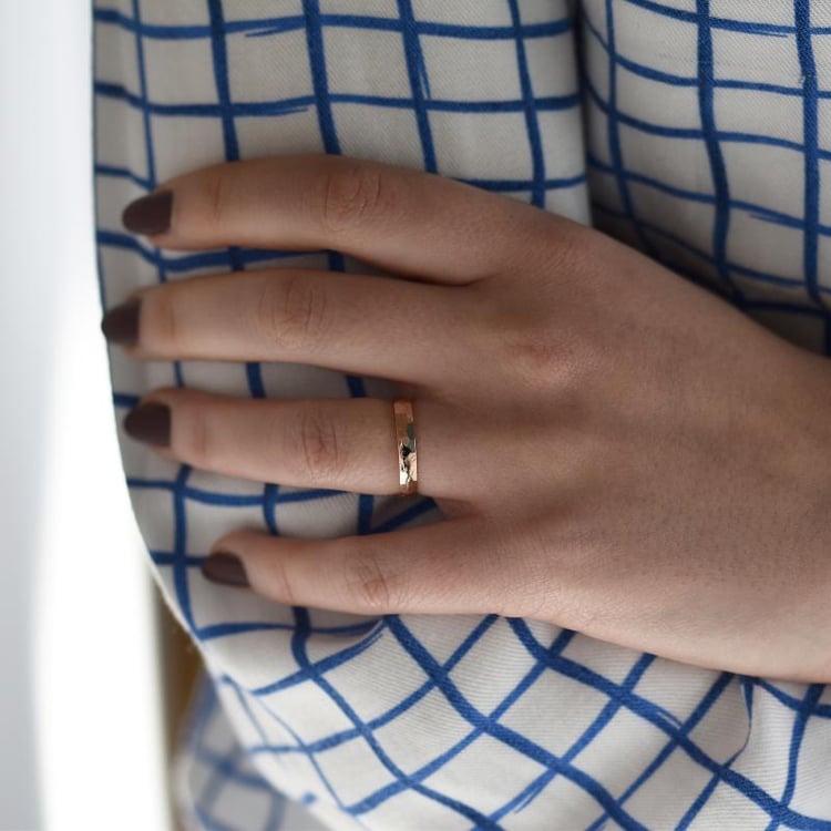 Gehämmerte goldene Eheringe mit mit Emaille Herz Abale 40638