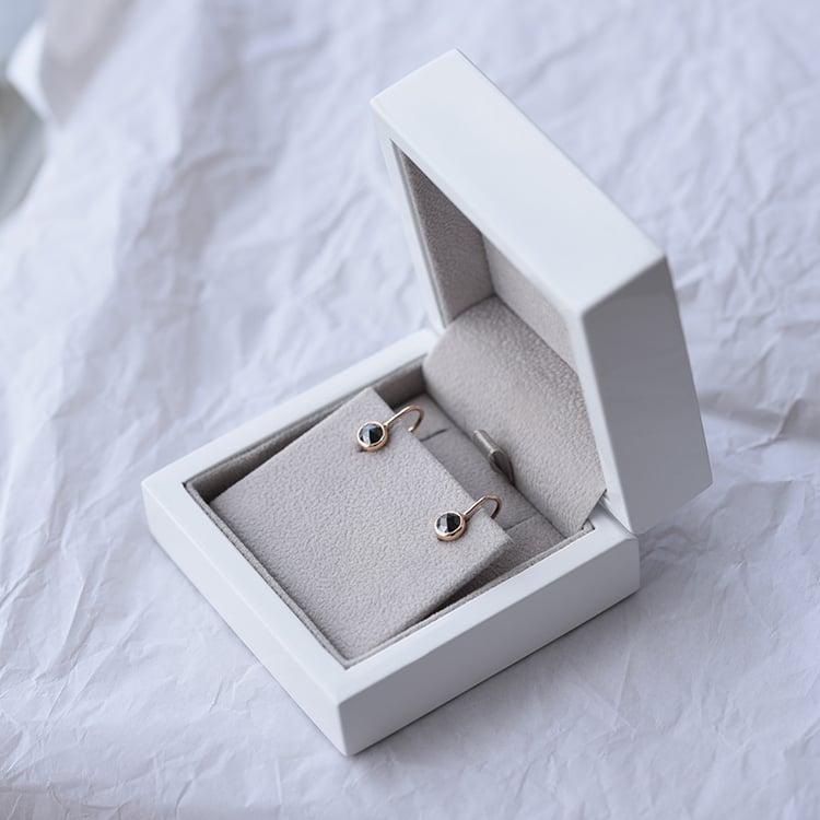 Goldene Hängeohrringe mit schwarzen Diamanten Maumo 62928