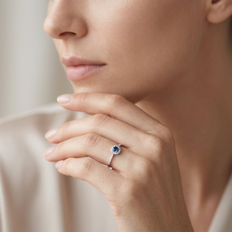 Silber Halo-Ring mit blauem Saphir und Lab Grown Diamanten Lys 171015