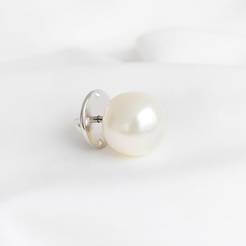 Minimalistische Brosche mit weißer Perle Suzume