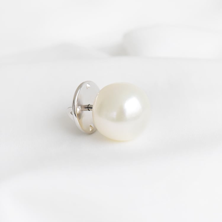 Minimalistische Brosche mit weißer Perle Suzume 91321