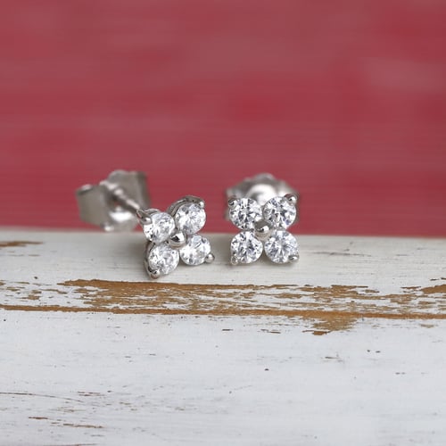 Silberne Ohrstecker in Blumenform mit Lab Grown Diamanten Teresia